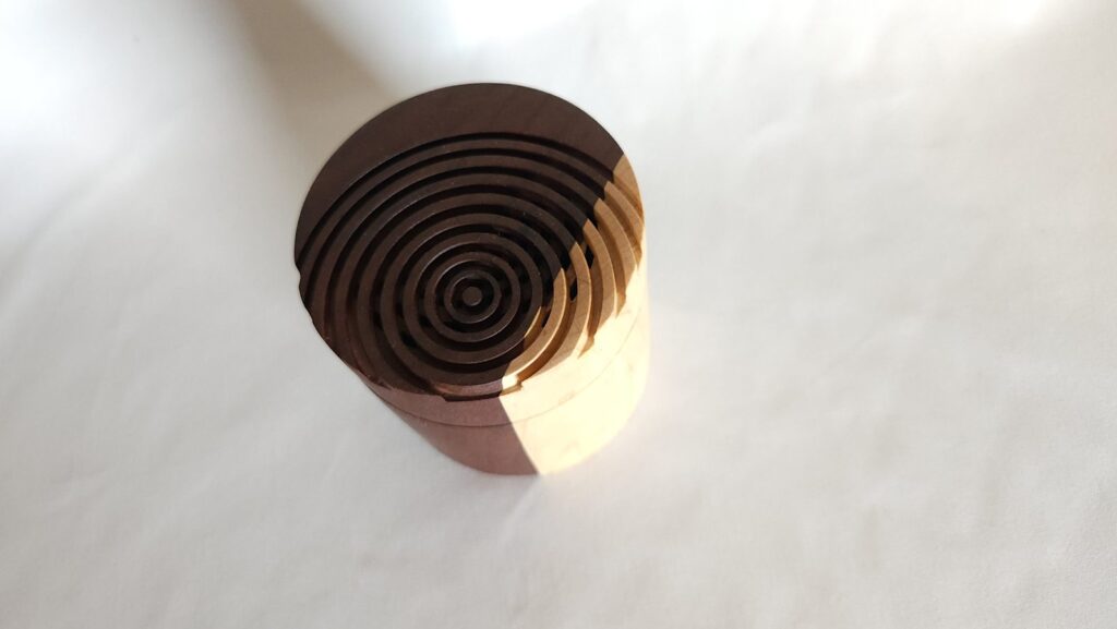 The ring-cut spiral lid, top down